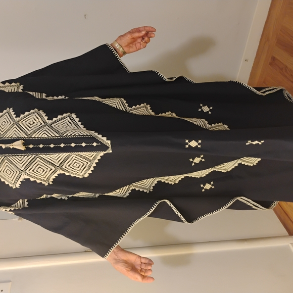 Elegant Black Embroidered Kaftan - Picture 1 of 4